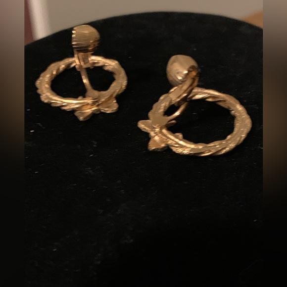 Vintage Wreath Clip Earrings, NIB - Picture 4 of 5